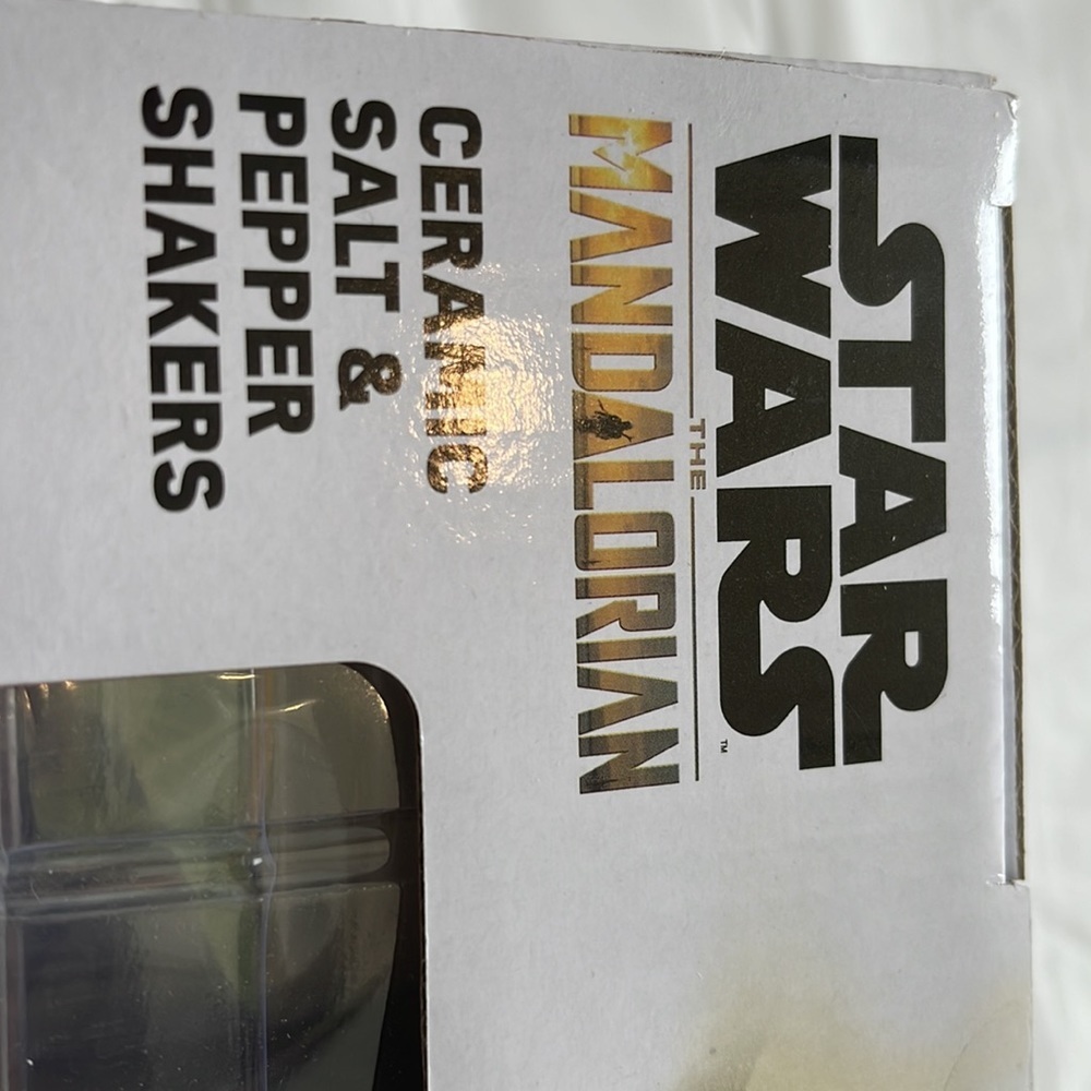 Star Wars the Mandalorian ceramic salt and paper shakers - Picture 4 of 5